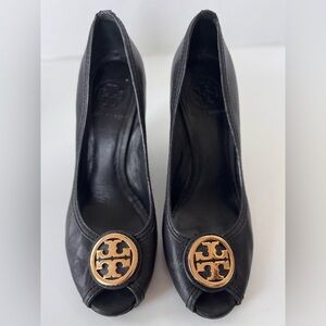 Tory Burch Aurelia Black Leather Gold Logo Peep Toe Wedge Heel Pump Shoes 7.5